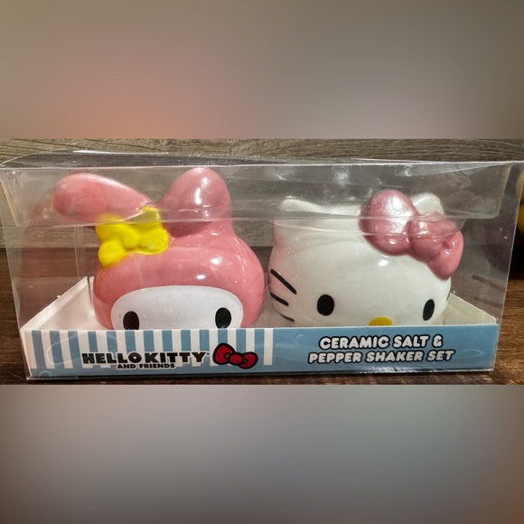Hello Kitty Ceramic Salt & Pepper Shaker Set - NEW - Picture 2 of 6